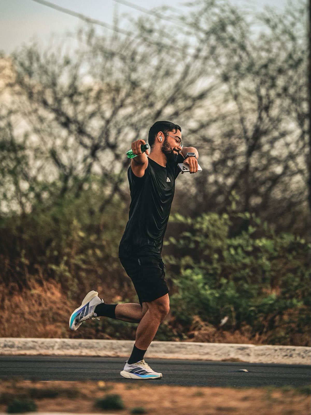 Myckaell em treino de corrida numa estrada arborizada